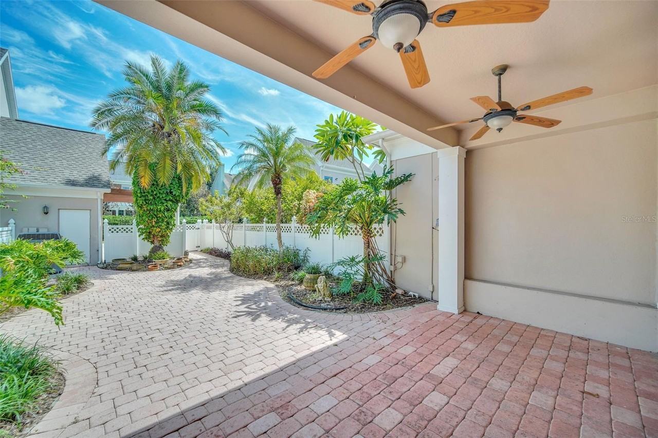 537 Campus Street - Photo 4 of 35