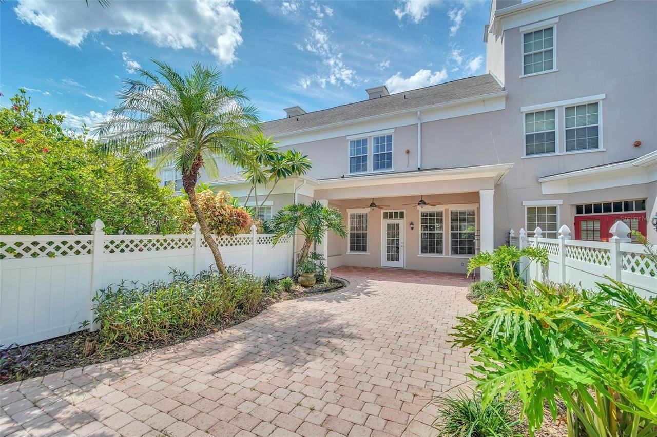 537 Campus Street - Photo 5 of 35