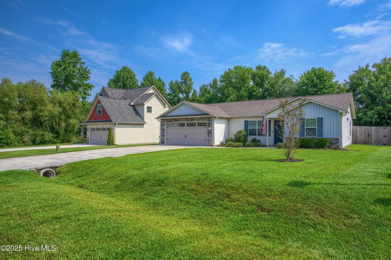 155 Bridgeport Dr - Photo 2 of 13