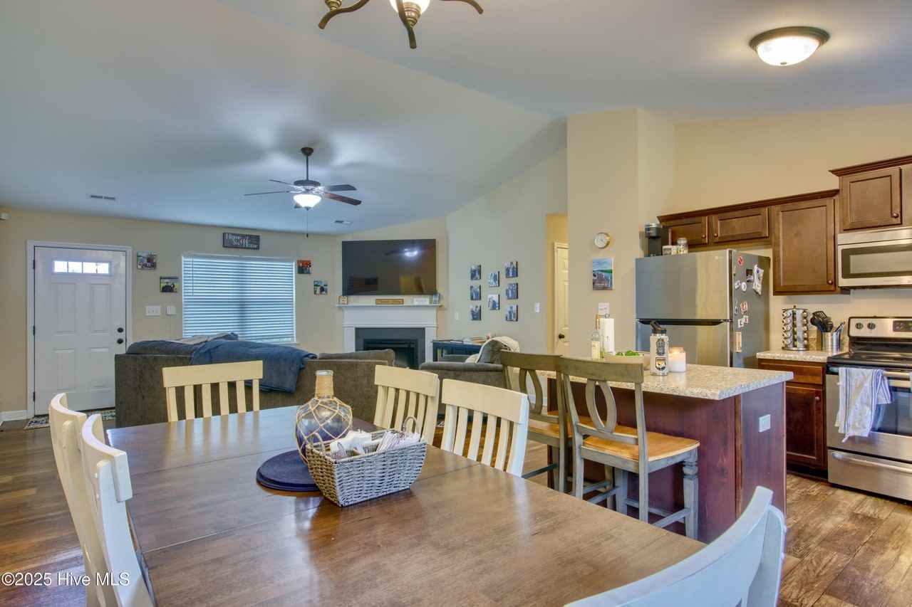 155 Bridgeport Dr - Photo 3 of 13