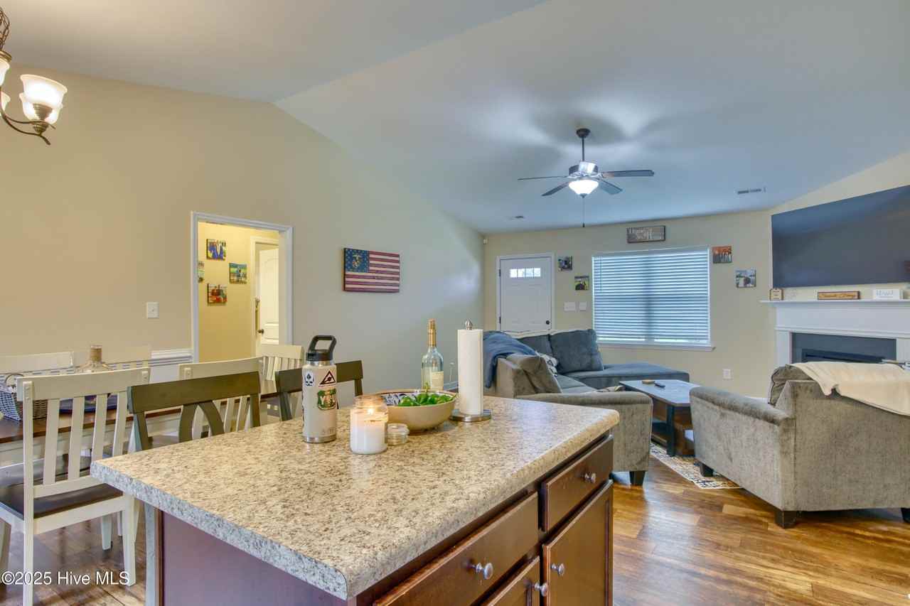 155 Bridgeport Dr - Photo 4 of 13