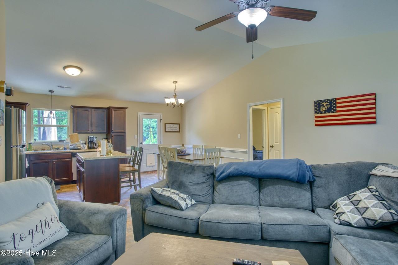 155 Bridgeport Dr - Photo 5 of 13