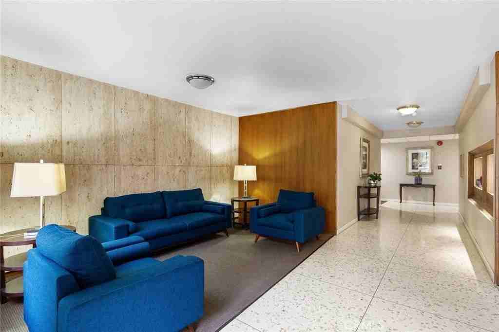 395 S Oakland Ave - Photo 3 of 20