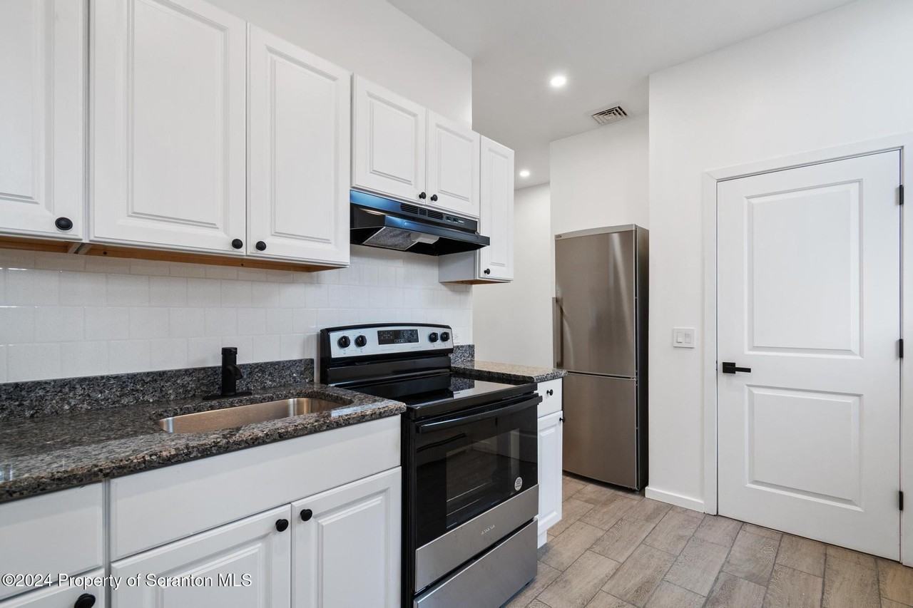 305 N Main Ave - Photo 3 of 16