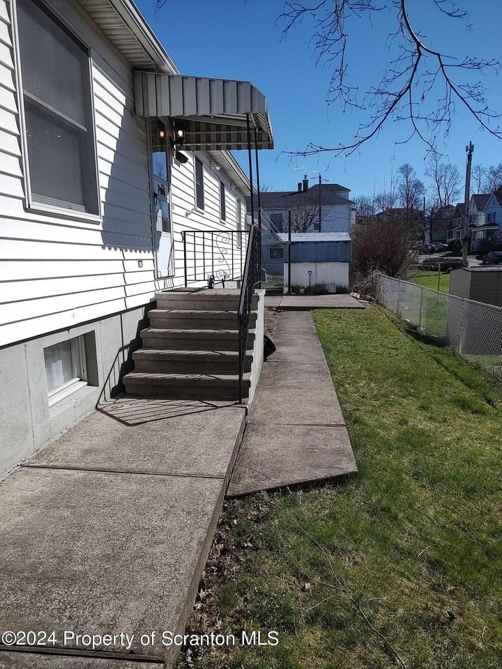 728 E Drinker St - Photo 3 of 20