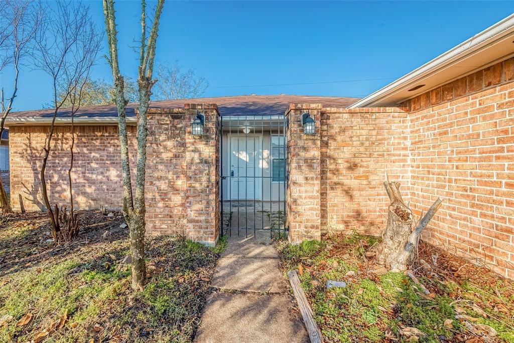 3806 Embarcadero Dr - Photo 3 of 43