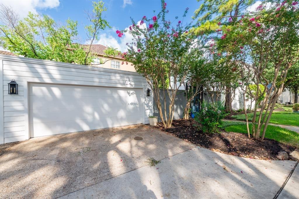 7703 Bobbitt Ln - Photo 2 of 33
