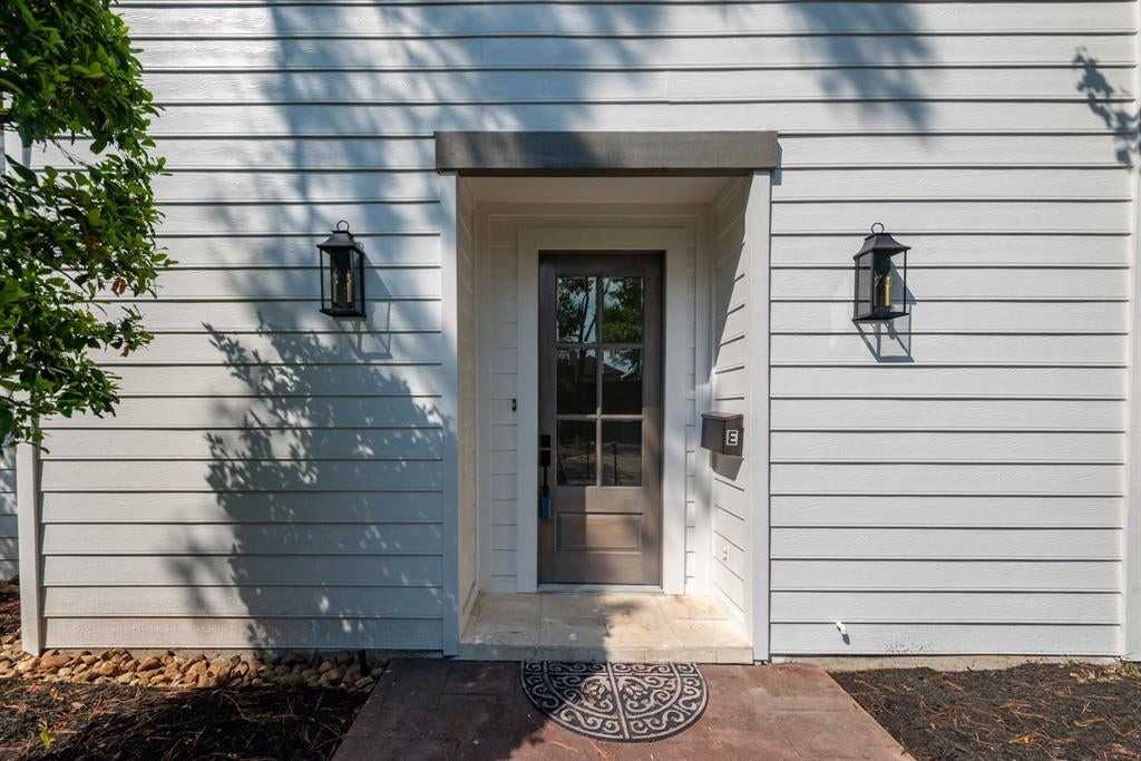 7703 Bobbitt Ln - Photo 3 of 33