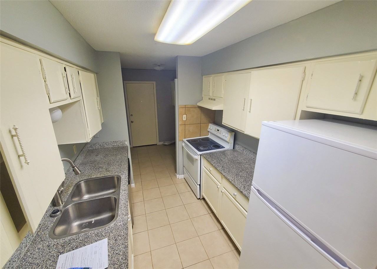 12816 Shannon Hills Dr - Photo 2 of 14