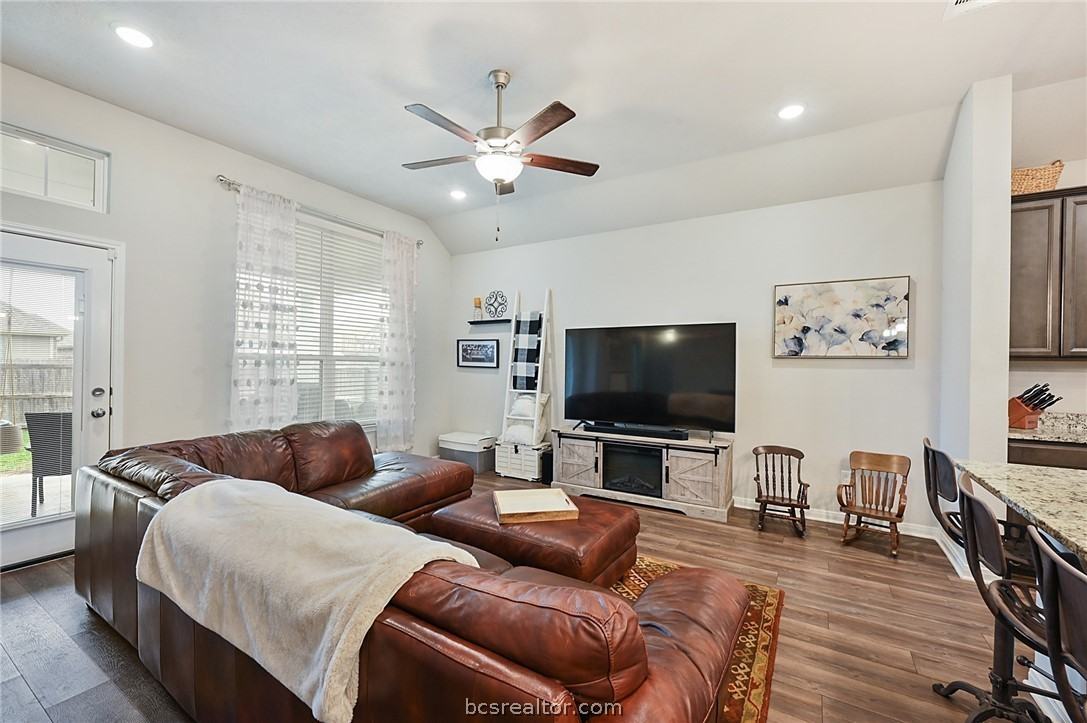 15013 Indian Creek Ln - Photo 2 of 18