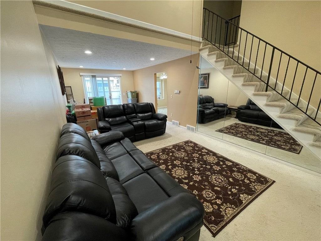 81 Frenchwoods Cir - Photo 5 of 26