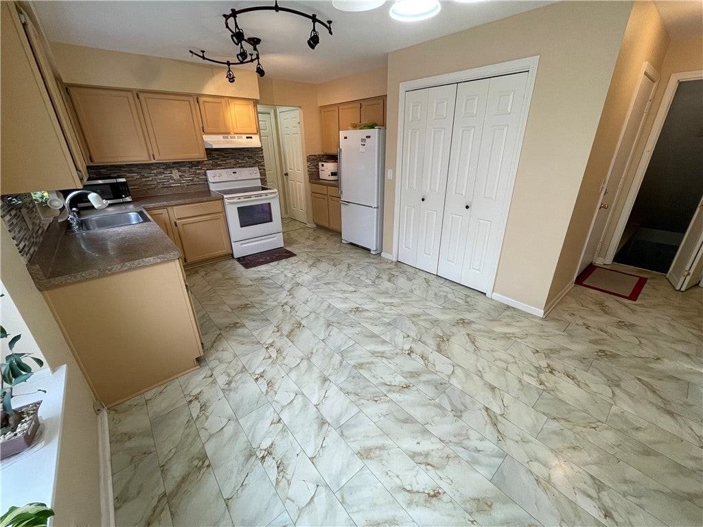 81 Frenchwoods Cir - Photo 7 of 26