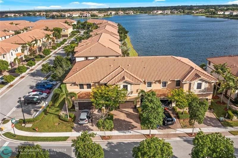 9597 Town Parc Cir N - Photo 2 of 50