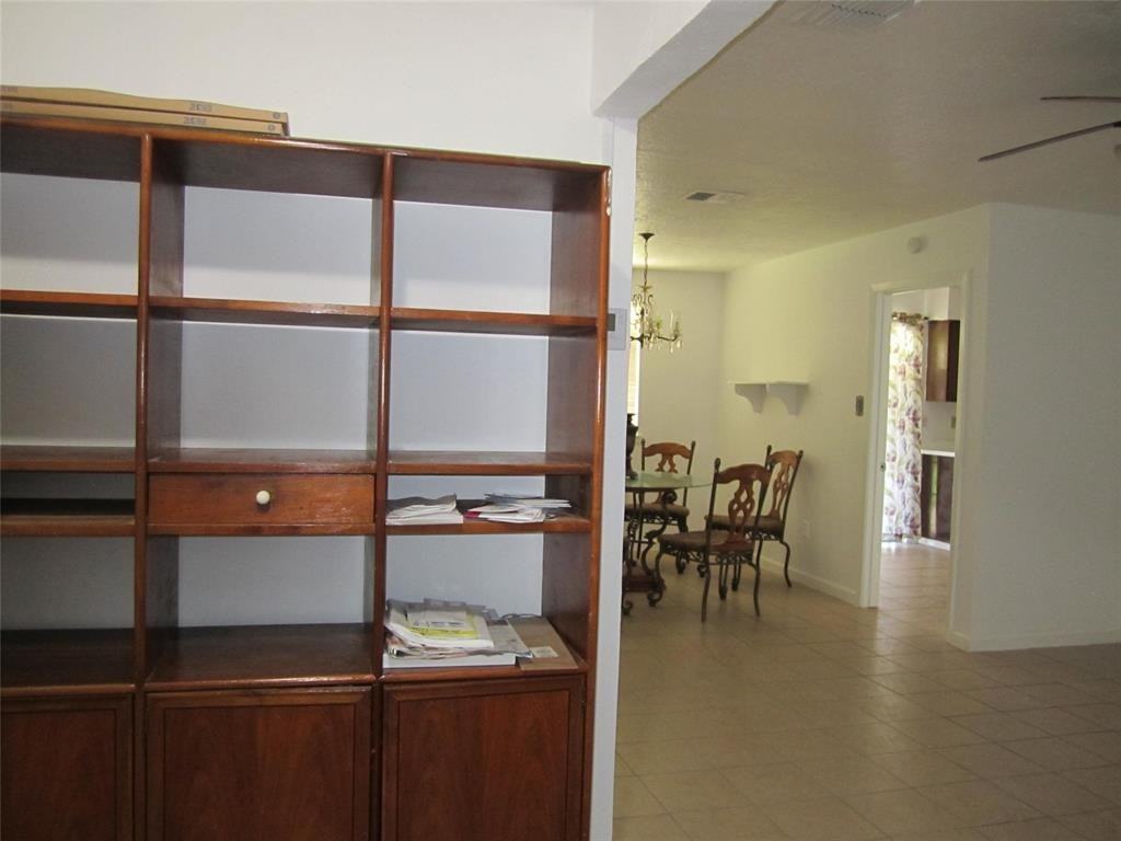 11231 Glenwolde Dr - Photo 2 of 19