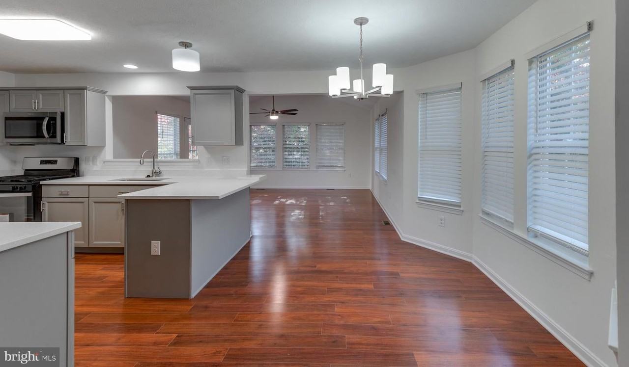 45487 Ballymore Pl - Photo 4 of 50