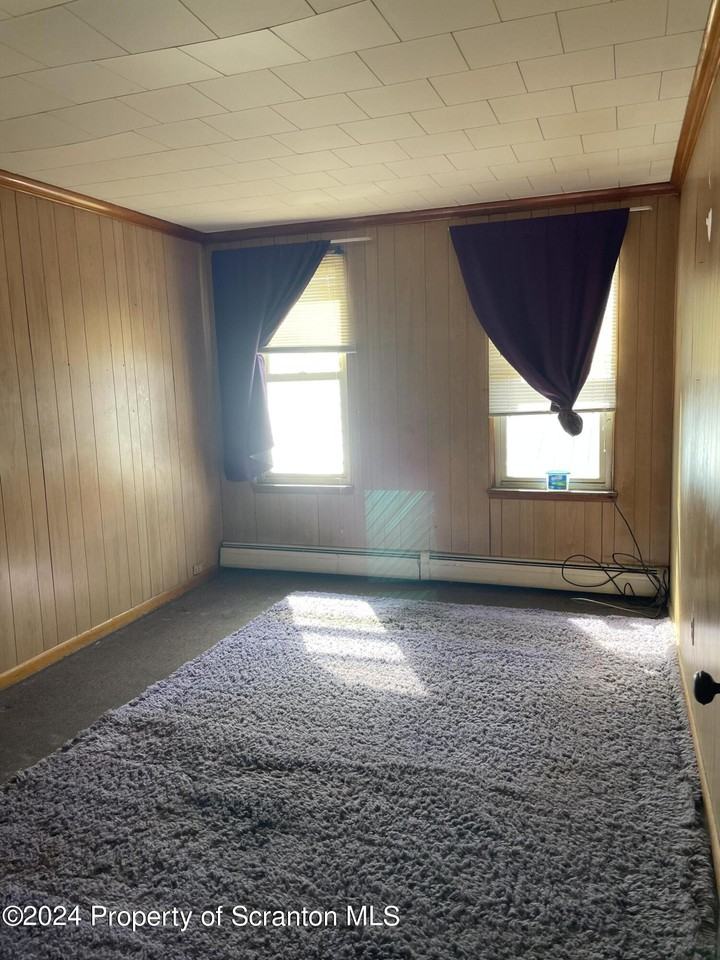 735 Main St - Photo 5 of 8