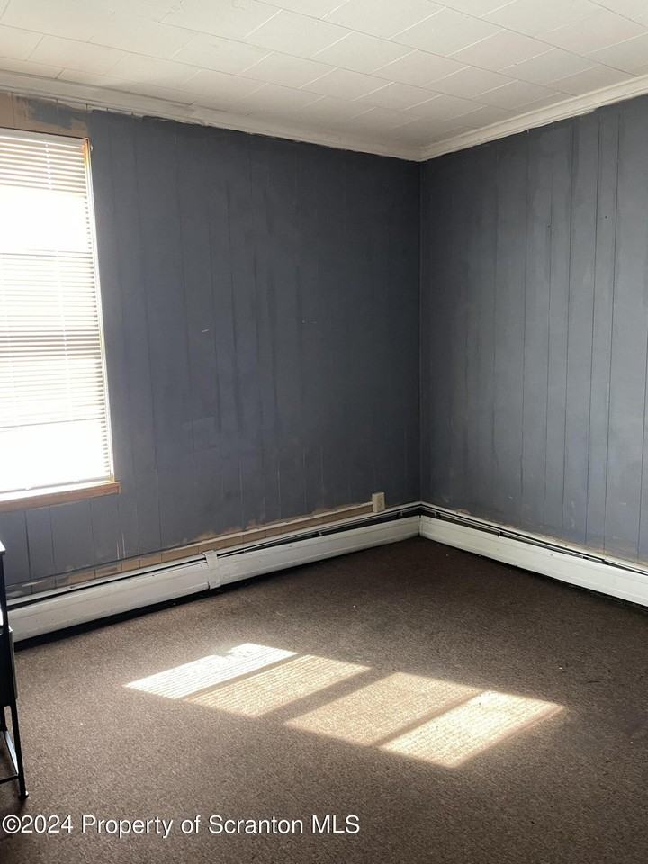 735 Main St - Photo 6 of 8