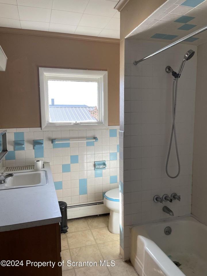 735 Main St - Photo 7 of 8