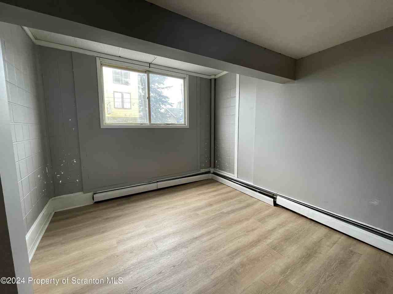 314 W Market St - Photo 6 of 7