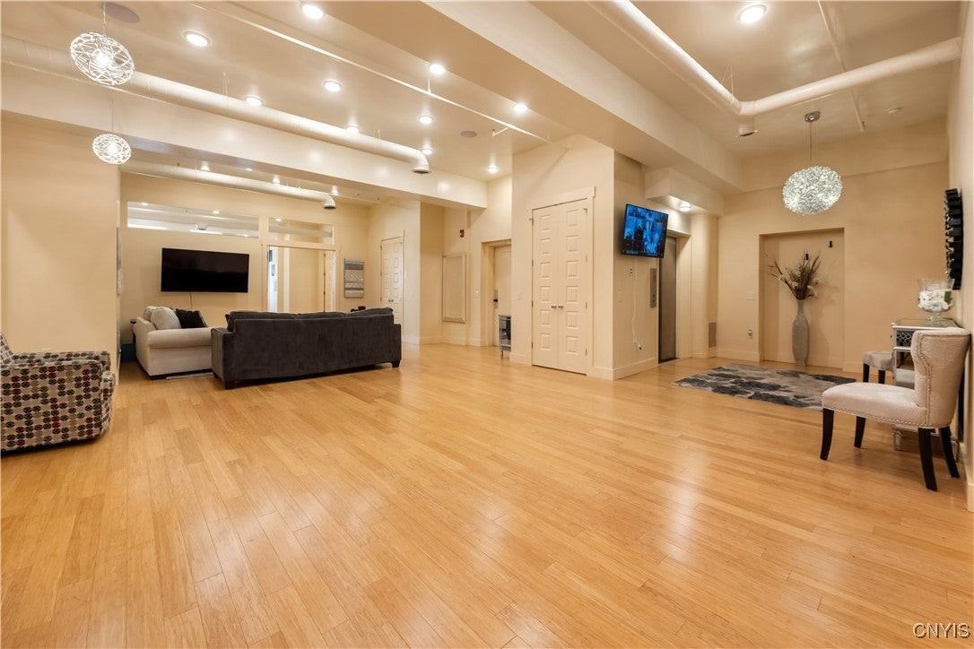 435 S Warren St - Photo 4 of 39