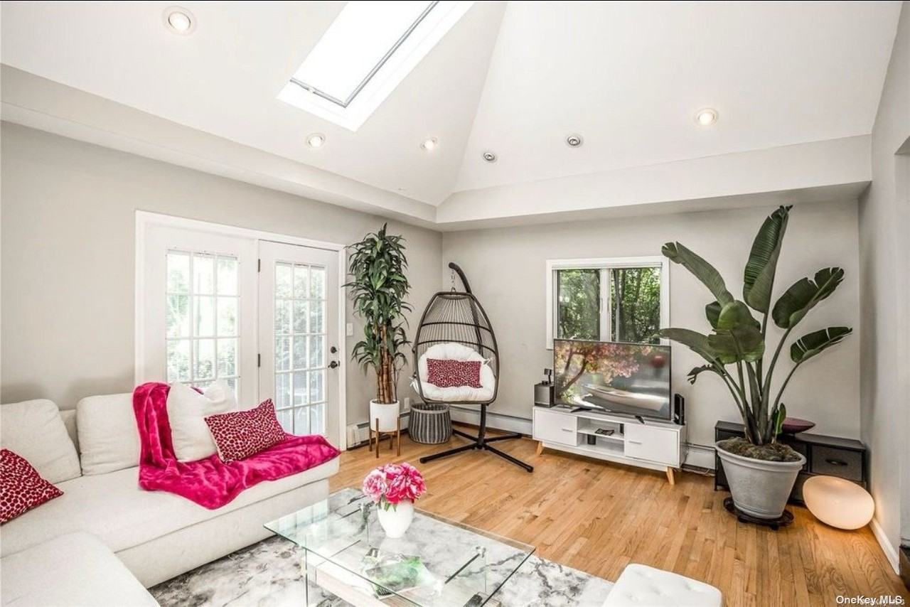 3251 Neptune Ave - Photo 3 of 18