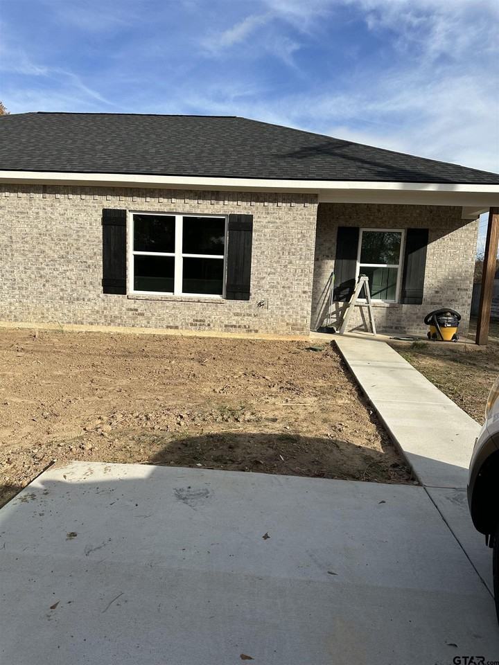 570 Chestnut Dr - Photo 2 of 10