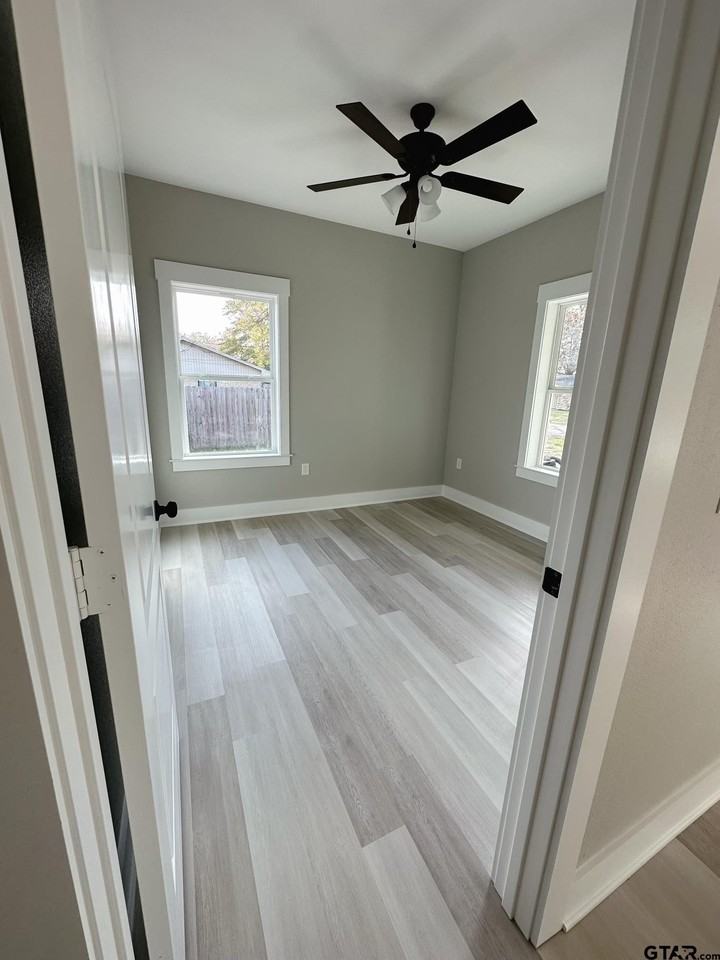 570 Chestnut Dr - Photo 3 of 10