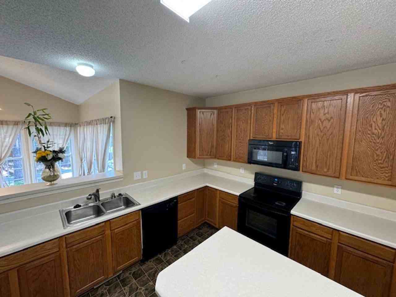 8604 Bratt Ave - Photo 4 of 32