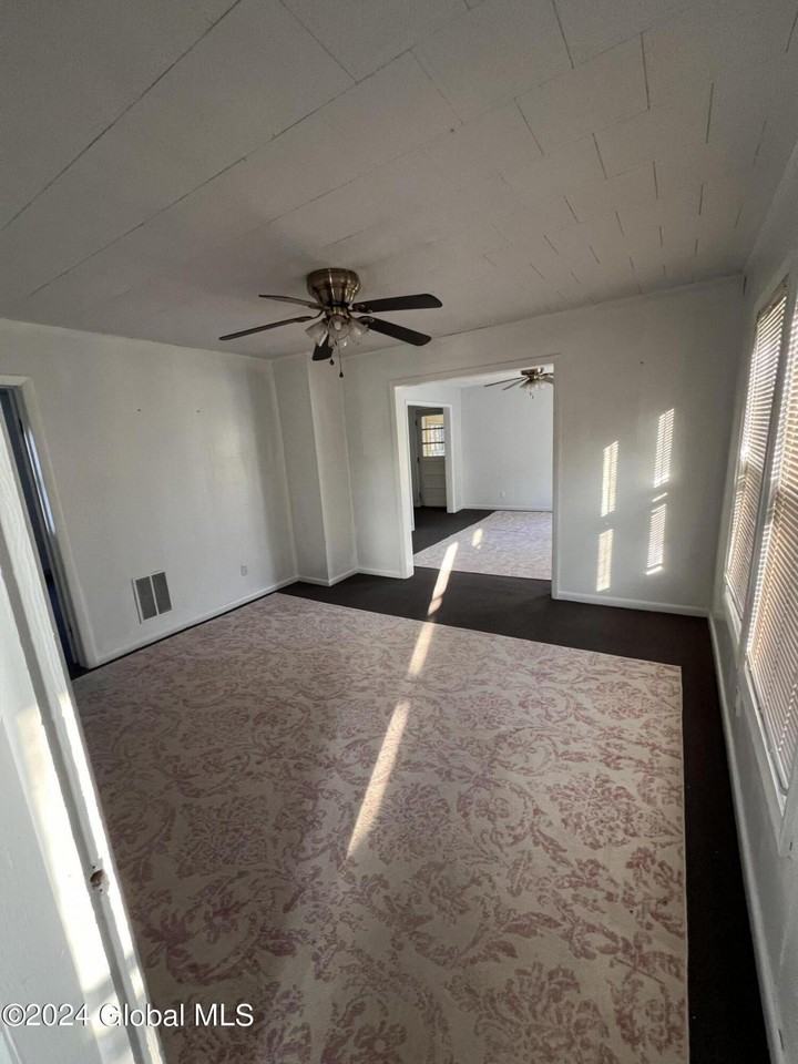 137 Kingsboro Ave 2nd Fl - Photo 2 of 12