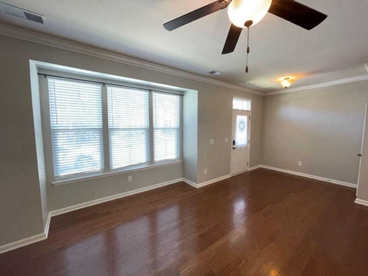 1045 Semora Ln - Photo 4 of 28