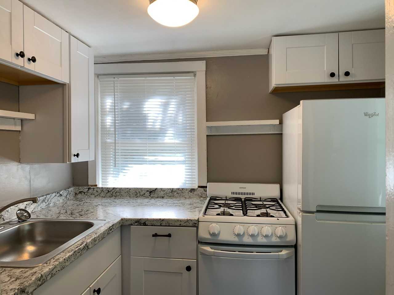 835 Fleetwood Rd - Photo 3 of 9