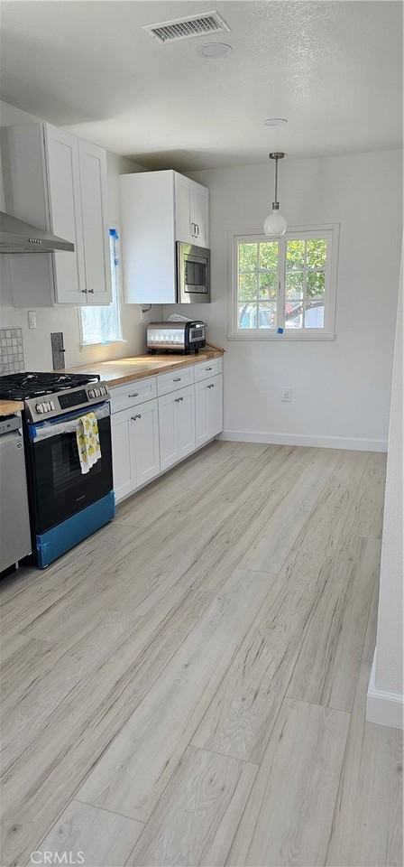 3145 N E St - Photo 3 of 8