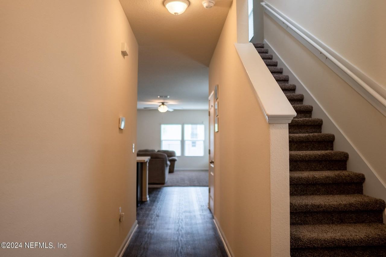 8250 Meadow Walk Ln - Photo 4 of 33