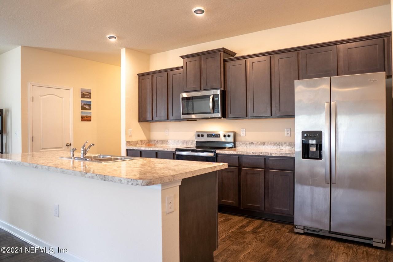 8250 Meadow Walk Ln - Photo 7 of 33