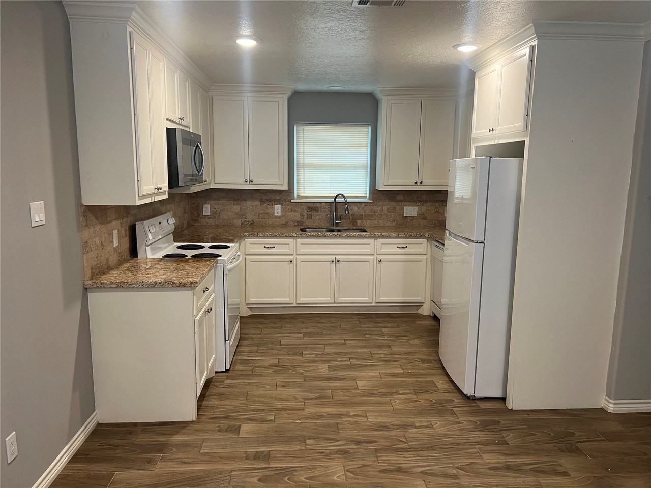 2375 Virginia Ct - Photo 3 of 13