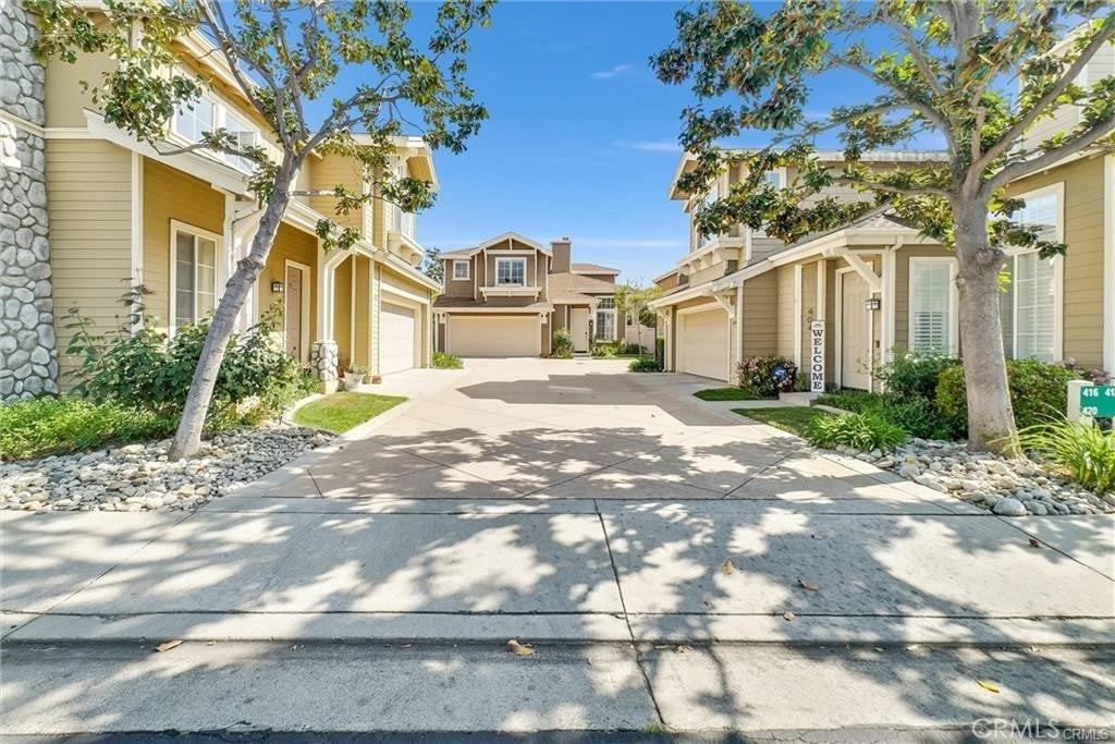 412 Middlebury Ct - Photo 3 of 9