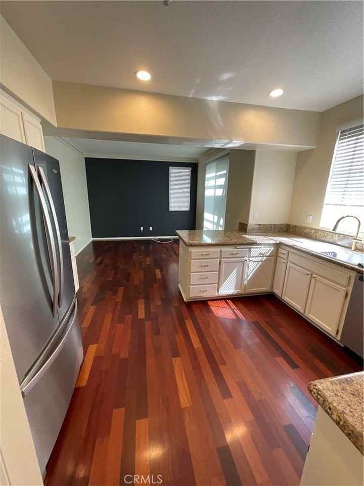 412 Middlebury Ct - Photo 6 of 9