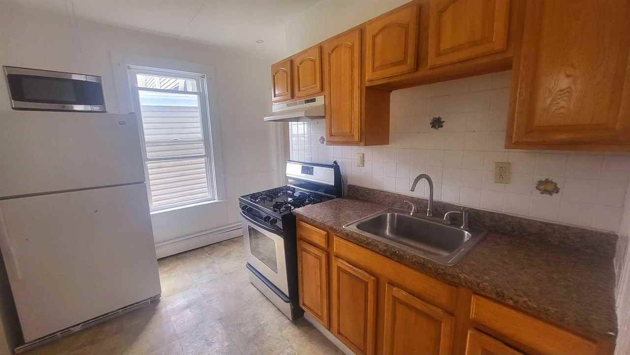 139 N Clinton St Apt 2 - Photo 2 of 13