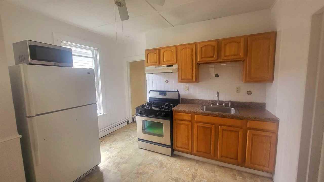 139 N Clinton St Apt 2 - Photo 3 of 13