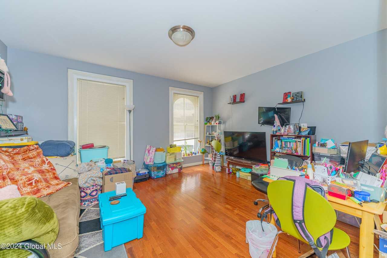 33 N Pearl St - Photo 4 of 10