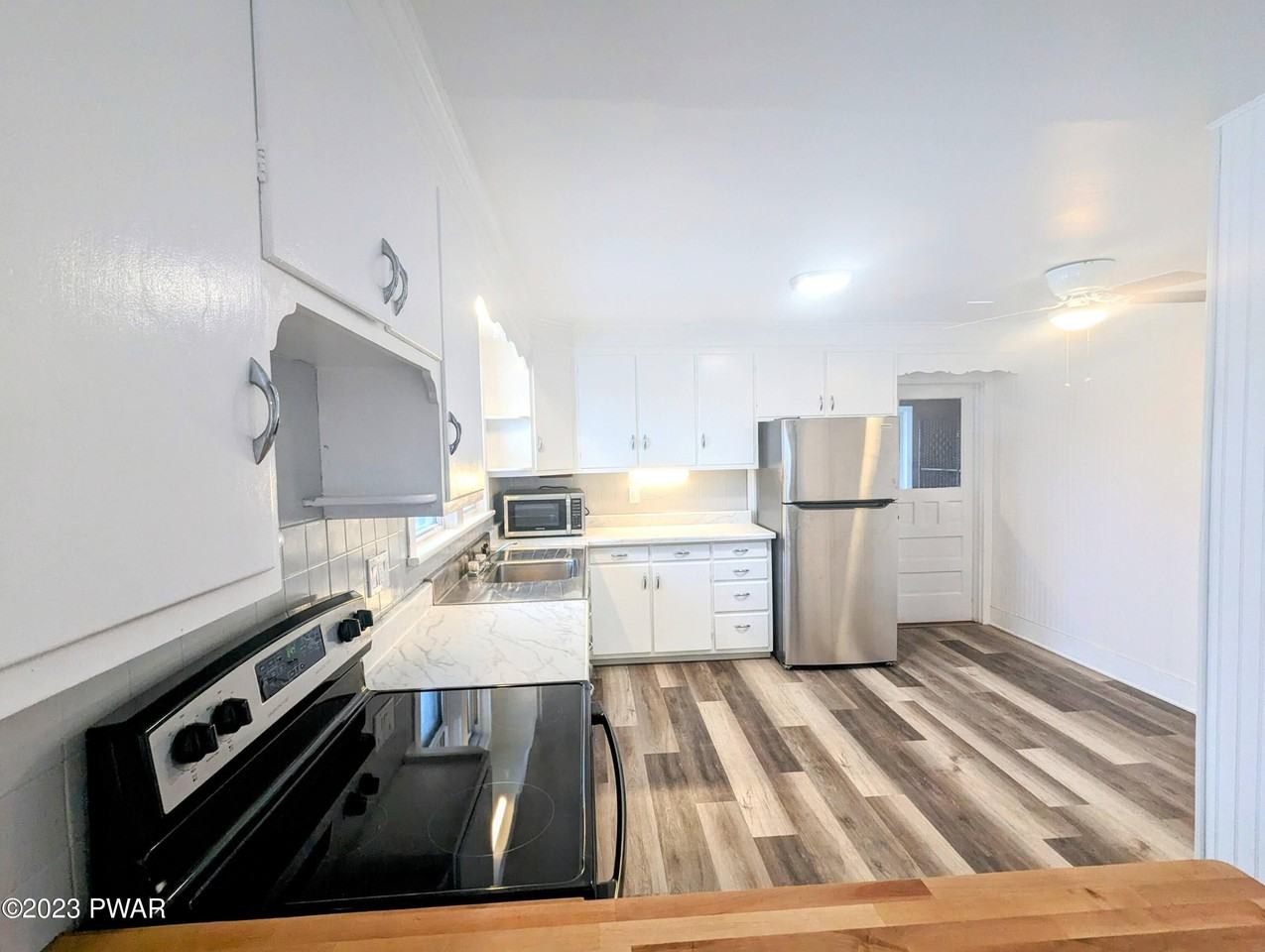 978 Main St - Photo 2 of 16