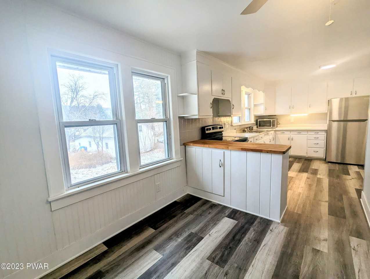 978 Main St - Photo 3 of 16