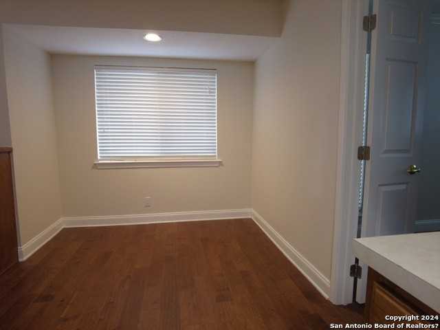 110 Kenwood Ave - Photo 5 of 22