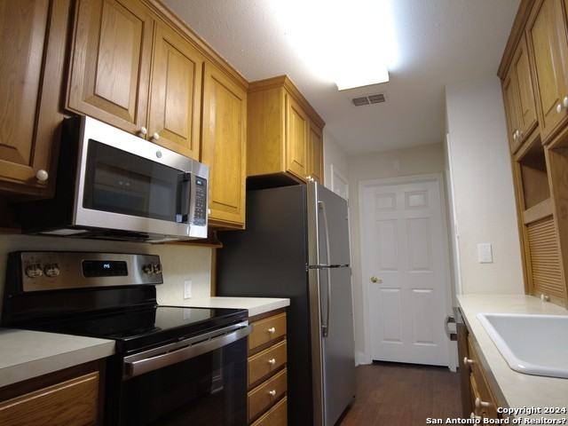 110 Kenwood Ave - Photo 6 of 22