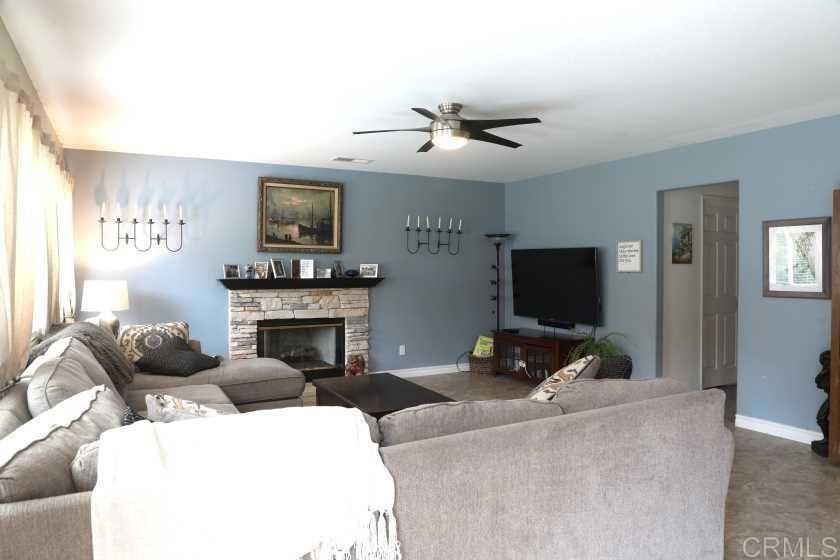 1370 Tamarisk Grove Dr - Photo 3 of 10