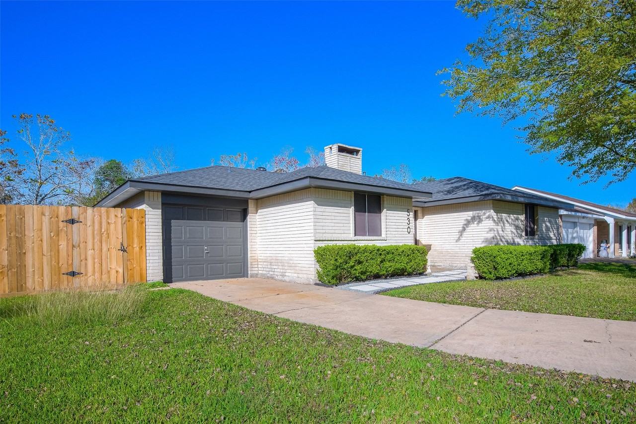 530 Castlelake Dr - Photo 2 of 48