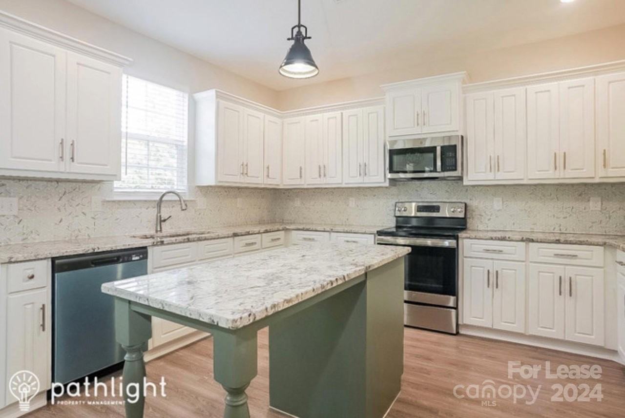 103 Scott Dr - Photo 2 of 9