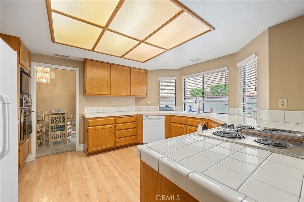 805 Driftwood Ave - Photo 3 of 26