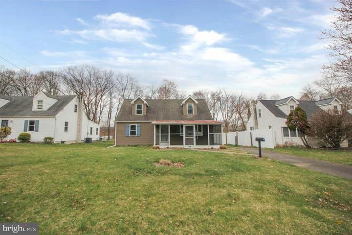 318 Surrey Ln - Photo 2 of 23