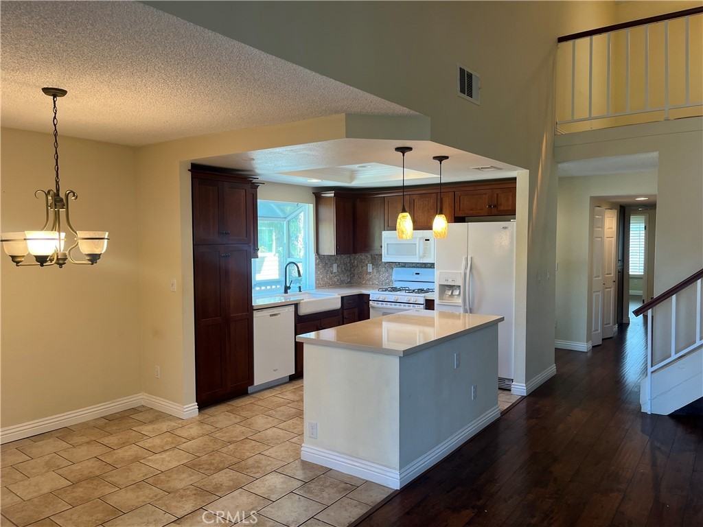 931 Lotus Cir - Photo 3 of 23